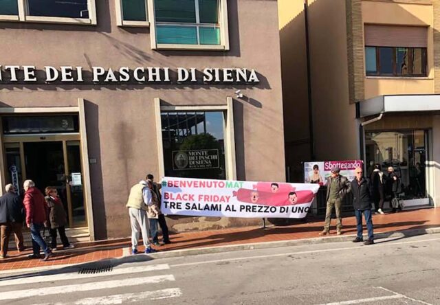A Chiusi striscione ironico all'arrivo di Matteo Renzi
