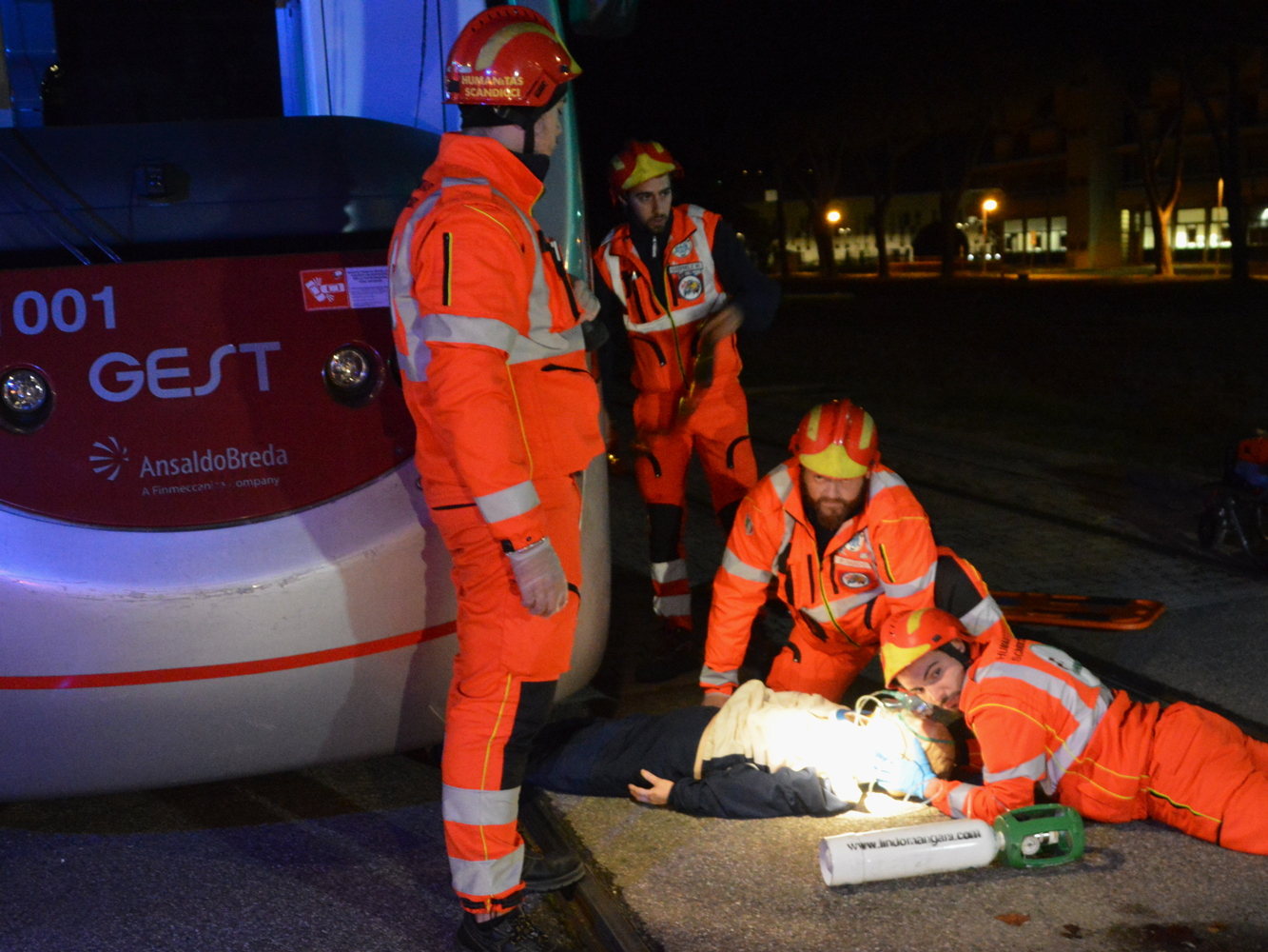 Investimento per finta. Esercitazione di soccorso sulla linea della tramvia