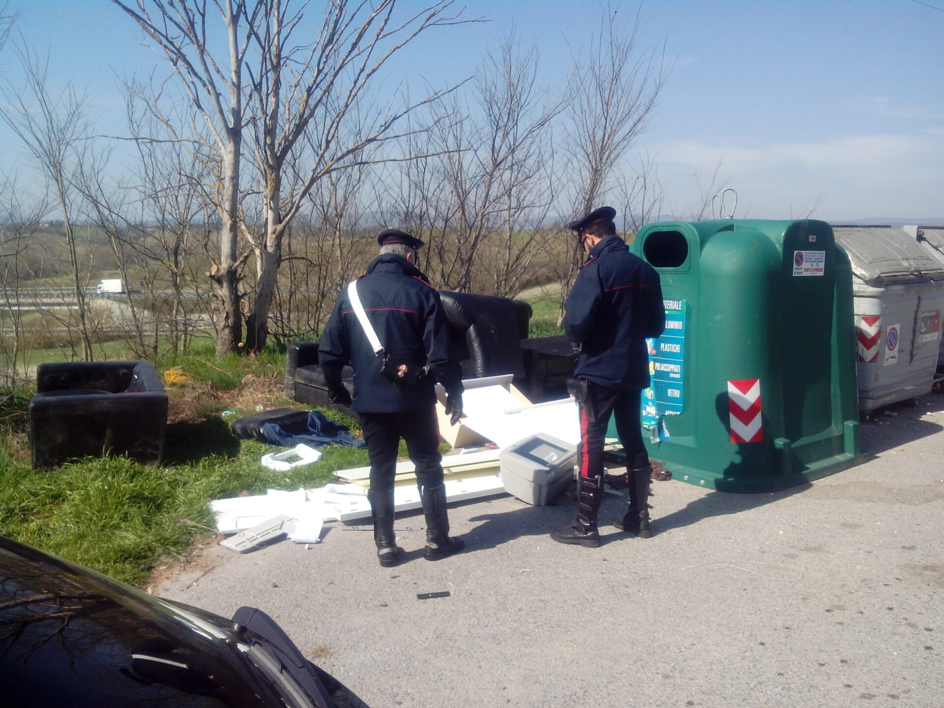 Colti in flagrante. Danno alle fiamme divani e frigoriferi, denunicati 3 stranieri