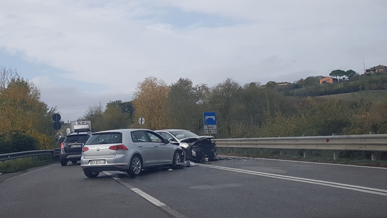 Pauroso frontale. Scontro tra due auto a Siena, traffico in tilt