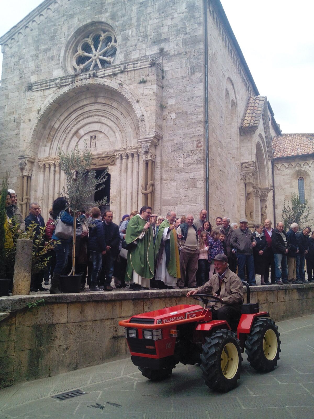 San Quirico d’Orcia si colora di giallo e benedice gli agricoltori
