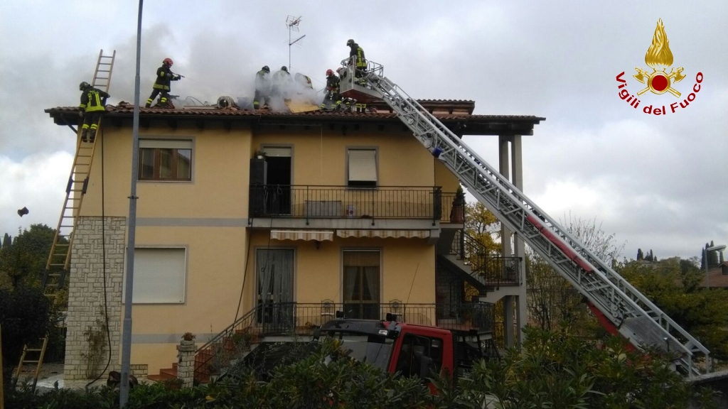 Tetto in fiamme. Incendio divampa da canna fumaria, distrutti 25metri quadri di un’abitazione