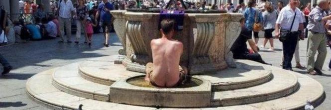 Nudo alla meta. Turista americano trovato senza vestiti, multato