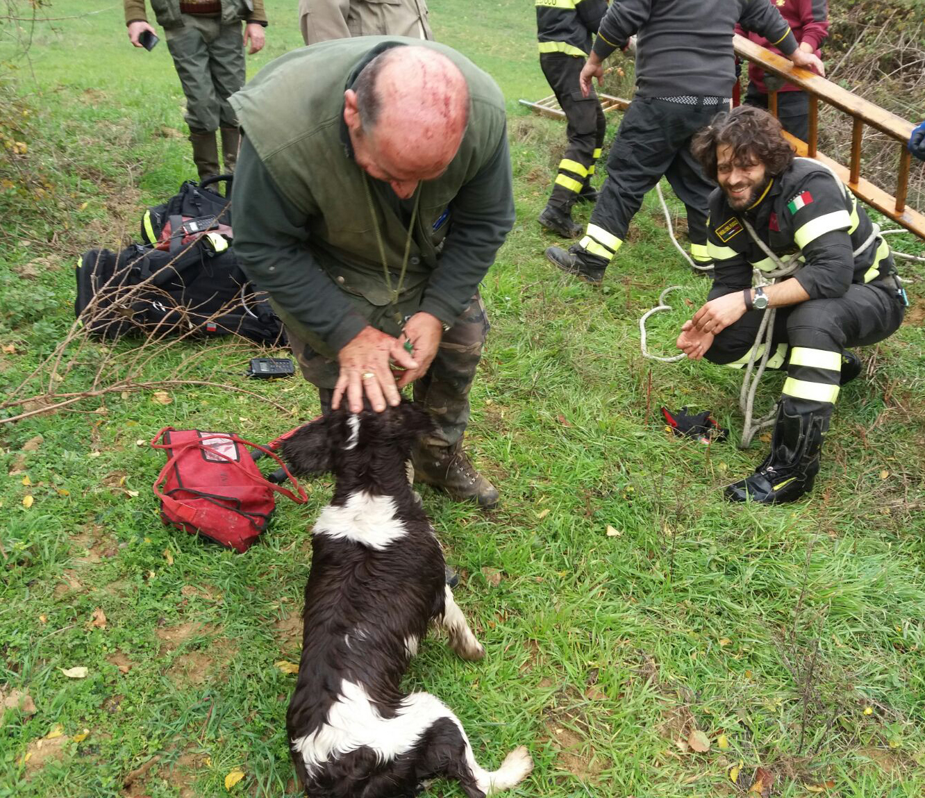 L’uomo e il cane. Finisce nel pozzo ma i Vigili salvano l’animale