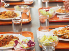 Menù etnici nelle scuole, affondo di Ceccardi: “Forzatura ideologica”. La replica: “Diffonde falsità”