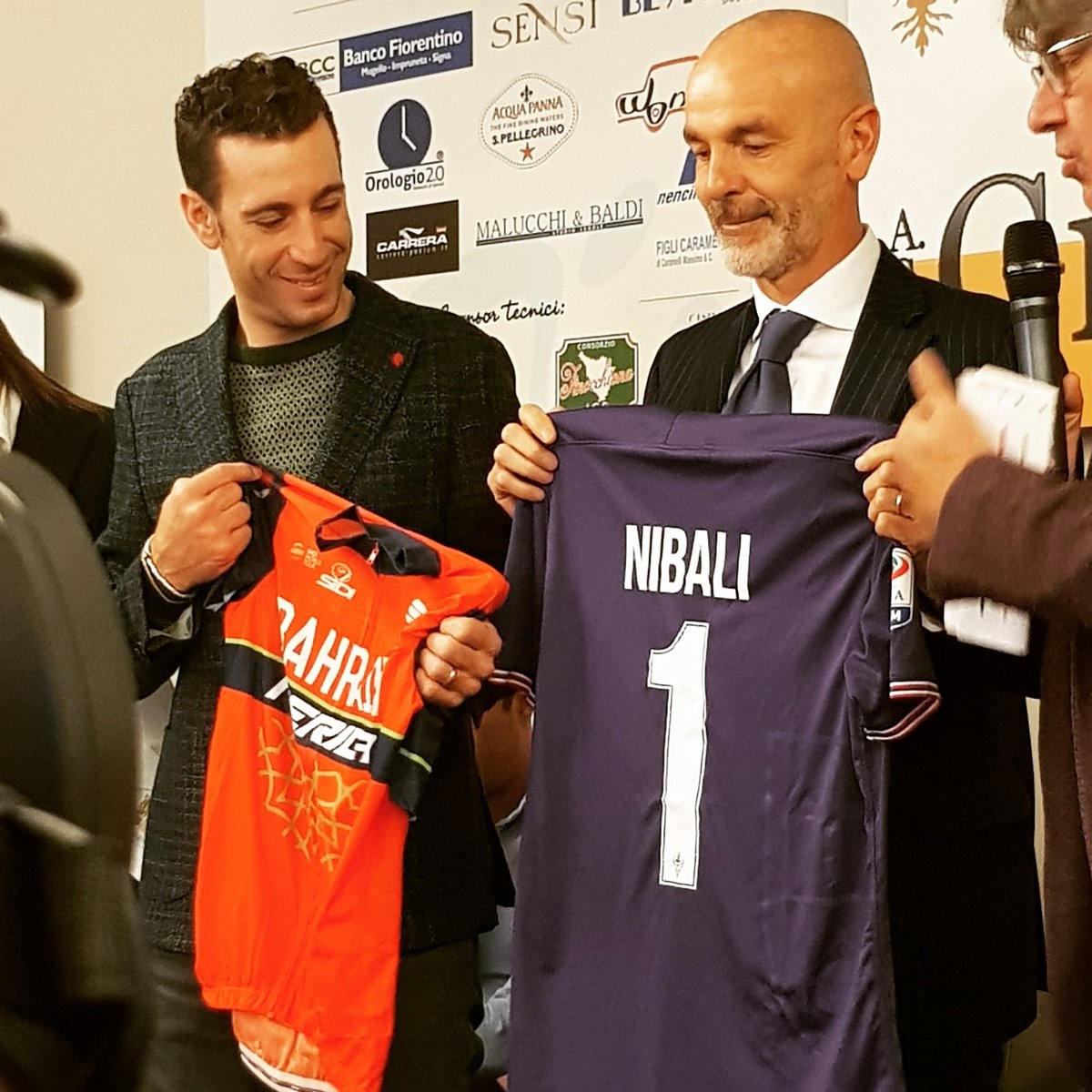 Giglio d’oro a Vincenzo Nibali. Il campione pensa al Tour, spera nel Giro d’Italia e ricorda la sua Toscana