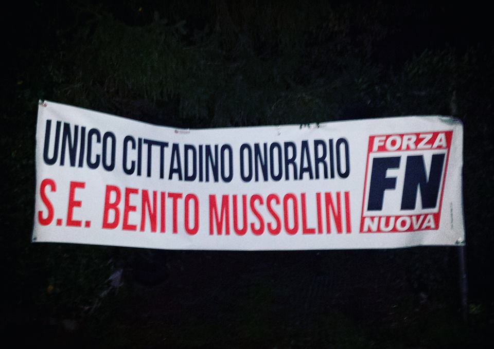 Cittadinanza simbolica a bimbi stranieri. Lucca, striscione Fn: «Mussolini unico cittadino onorario». Solidarietà Pd al sindaco