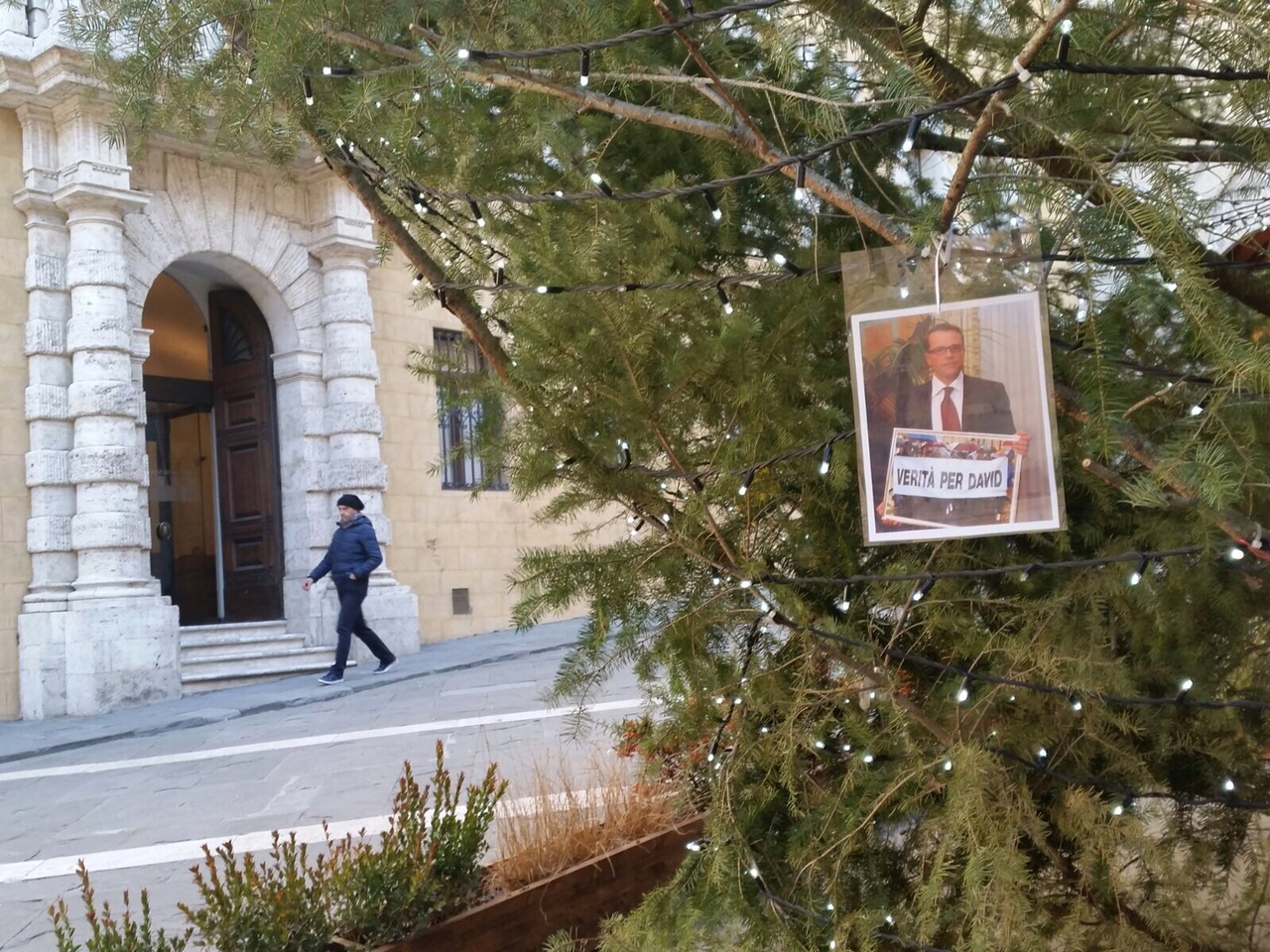 Senza pace. Tolti dall’albero di Natale i biglietti per David Rossi