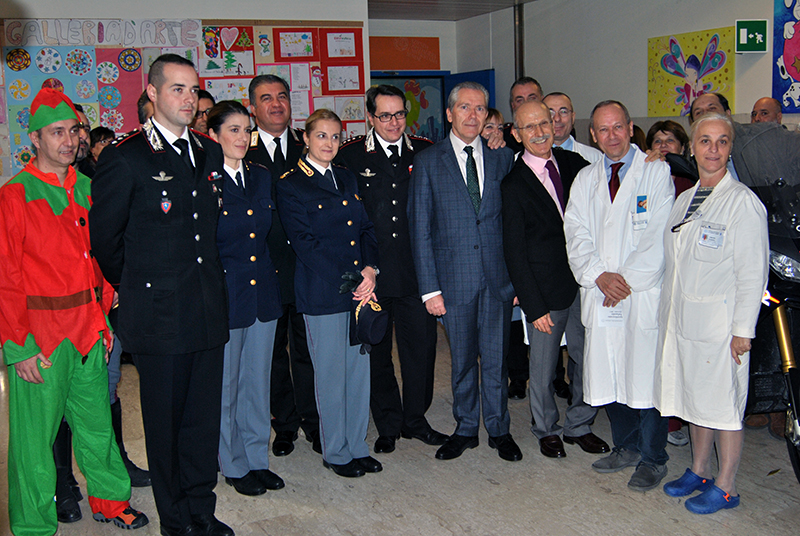 Sorpresa in corsia. Carabinieri e Polizia portano doni ai piccoli degenti dell’ospedale di Siena