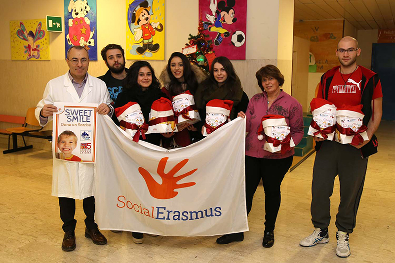 Festa in reparto. Gli studenti Erasmus donano panettoni ai piccoli pazienti dell’ospedale