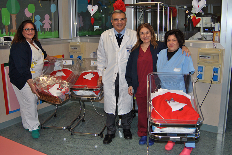 Caldo Natale. Le infermiere dell’ospedale ricamano coperte e bavagli per i piccoli degenti