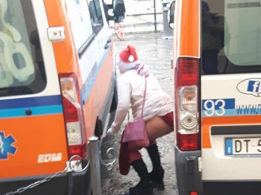 Bisogni inopportuni. Fa pipì tra due ambulanze in piazza Duomo a Firenze. Multata 23enne