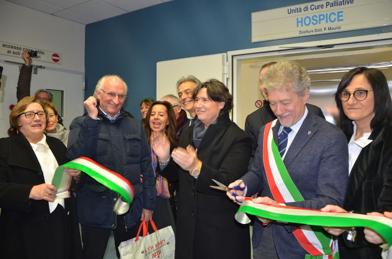 Taglio del nastro all’Hospice. Nasce la casa delle cure palliative anche grazie alle donazioni