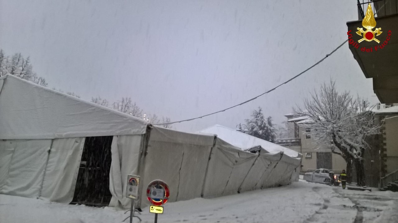 Sotto la neve. Peso eccessivo, crolla tendone della pista del ghiaccio ad Arcidosso