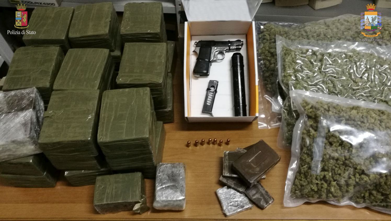 Scacco agli spacciatori. In cinque finiscono in manette, oltre 32 kg di droga sequestrati dalla Stradale