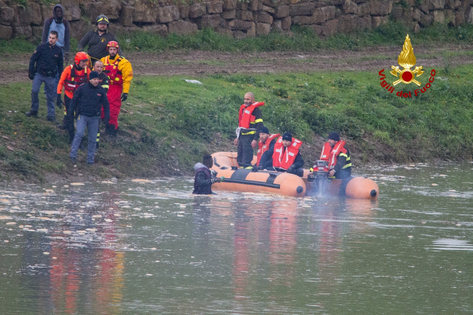Fuga in Arno. Aggredisce passanti con bastone e poi scappa nel fiume, fermato 17enne