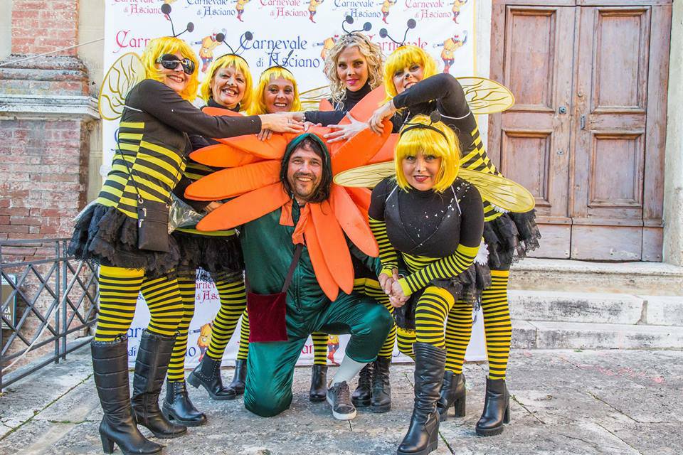 Maschere e coriandoli invadono le vie del centro, ad Asciano al via il Carnevale