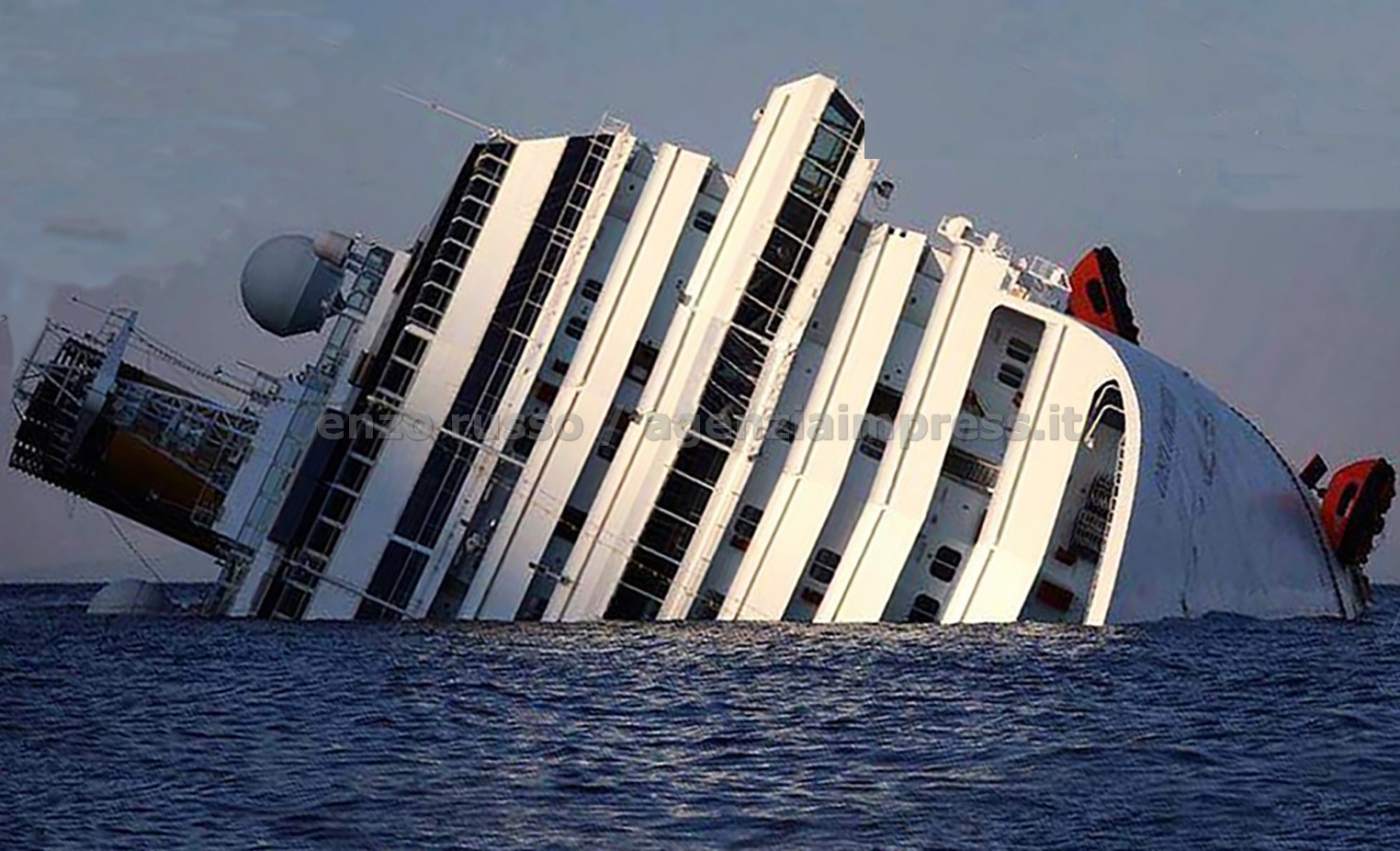 Costa Concordia. A sei anni dal naufragio al Giglio lavori sospesi. Il ricordo delle vittime