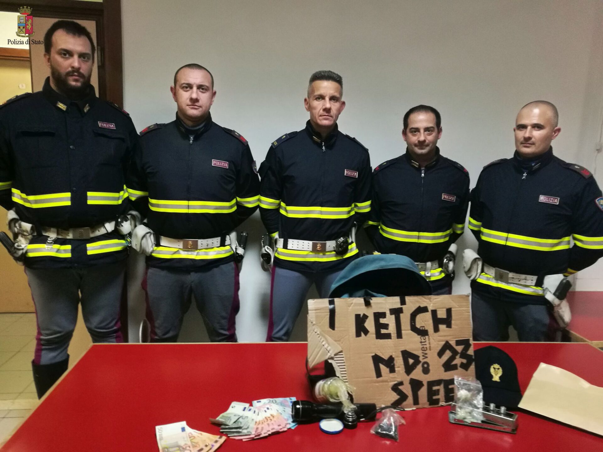 Scoperta stupefacente. In macchina sull’A1 con droga e tariffario, 3 arrestati