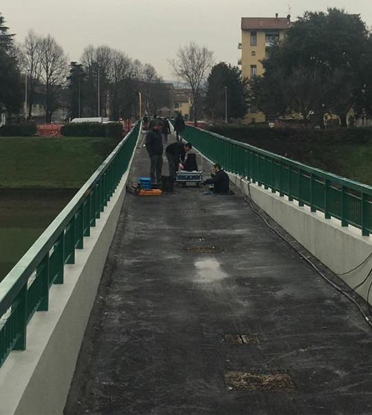 Passerella completata. Inaugurato dopo lunga attesa ponticino dell’Isolotto, i bambini i primi a percorrerlo
