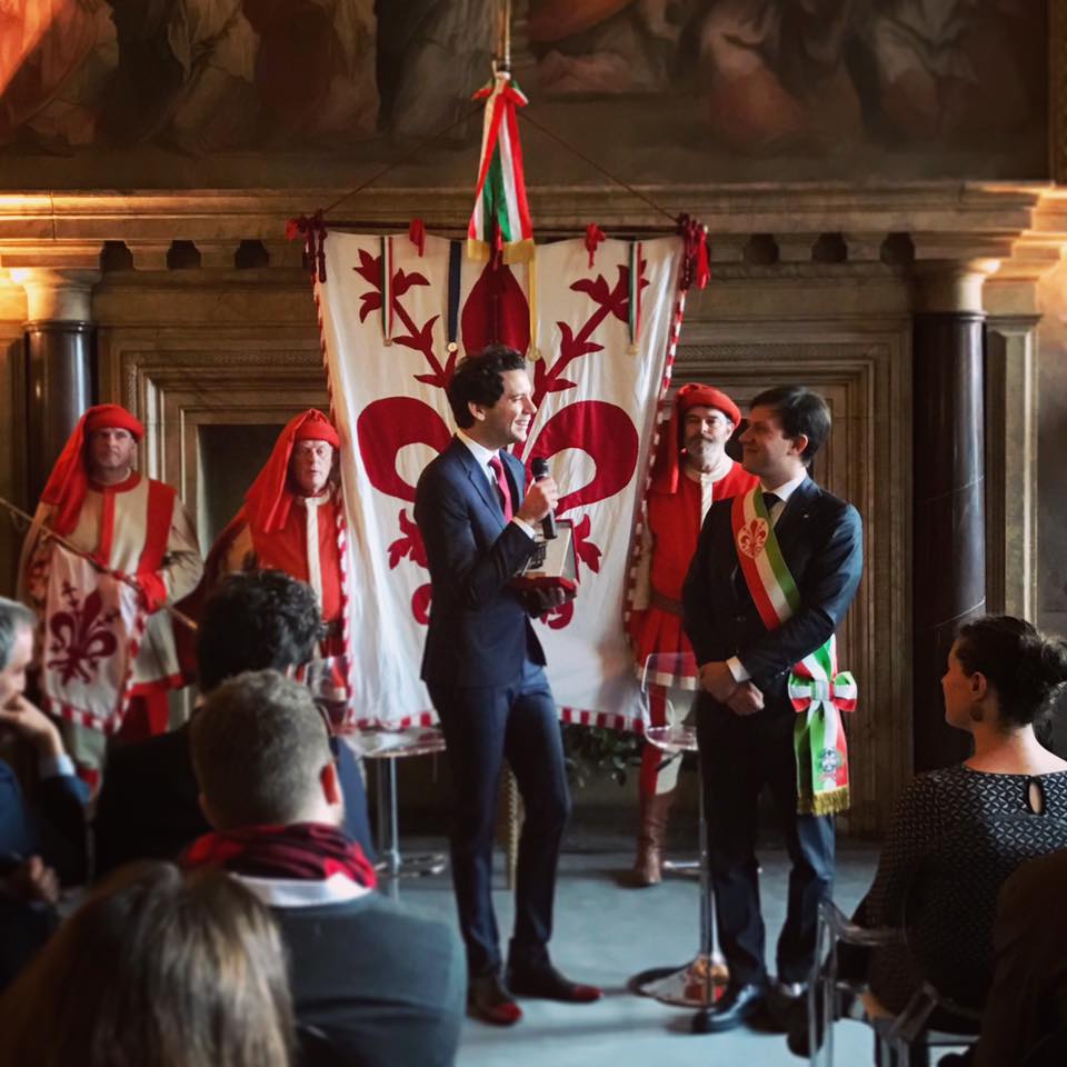 Dichiarazione d’amore. Chiavi della Città a Mika: «Sogno un concerto nella Cappella Brancacci»