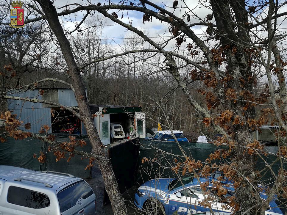 Officina abusiva. Meccanico fai da te in mezzo al bosco, scoperto e denunciato