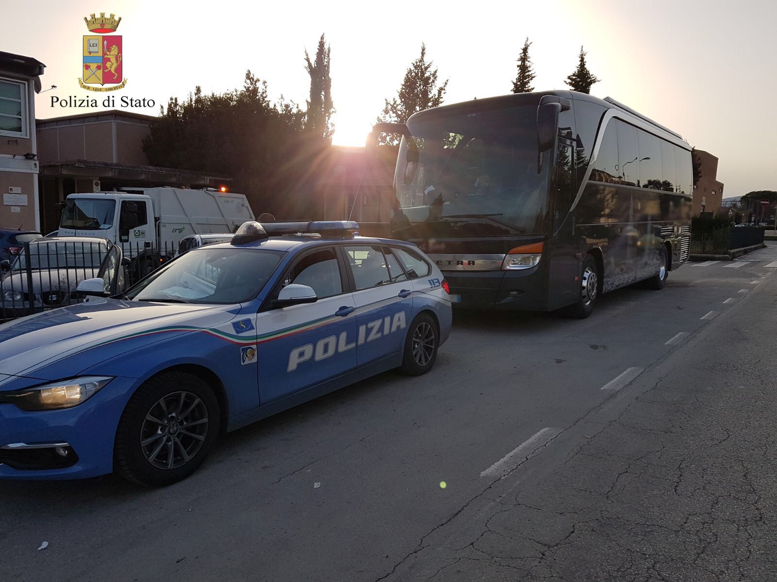 Viaggiare sicuri. Stop alla gita sul bus con crepa sul vetro, la Polstrada lo fa cambiare