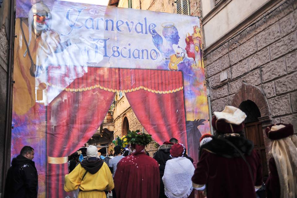 Carnevale nel cuore delle Crete Senesi, ad Asciano sfilate, giochi e balli per le vie del centro