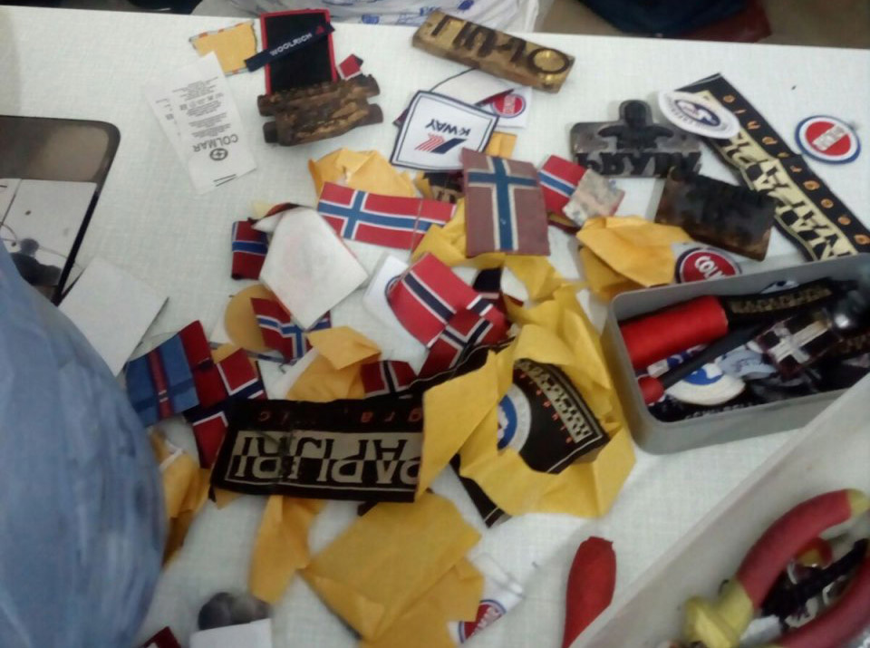 Fabbrica del falso. Operazione Gold Singer, etichette di note griffe su vestiti e accessori. Un denunciato