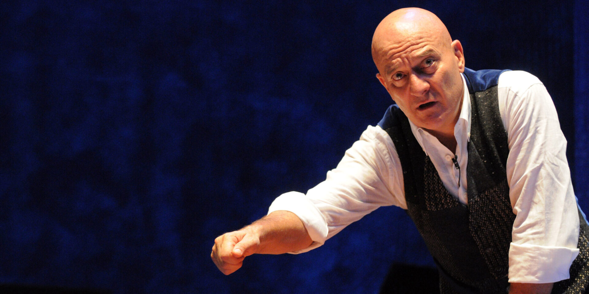 Father and son. Claudio Bisio a Siena porta in scena il rapporto padre/figlio