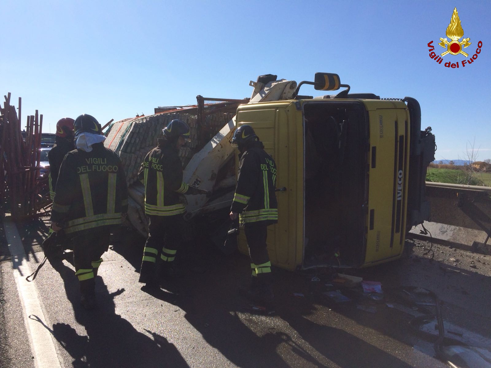 Strada chiusa. Tir che trasporta tubi si ribalta su Aurelia, autista sbalzato fuori