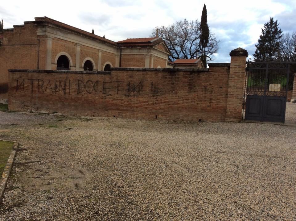 «Traini docet». Sul muro del cimitero la scritta inneggiante all’autore della sparatoria di Macerata. La condanna del sindaco