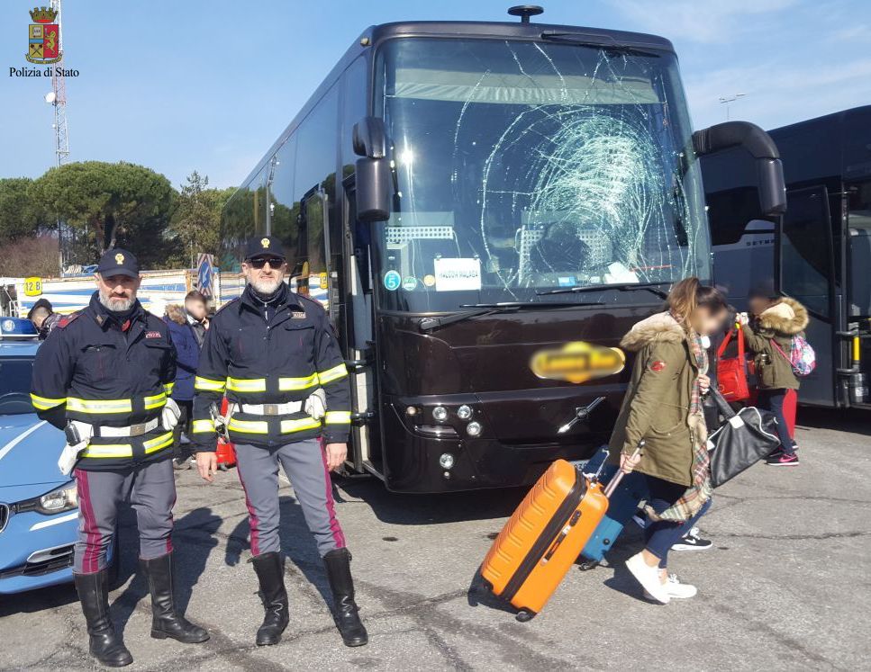Effetto Burian. Il ghiaccio si stacca dal Tir e colpisce il pullman di studenti spagnoli