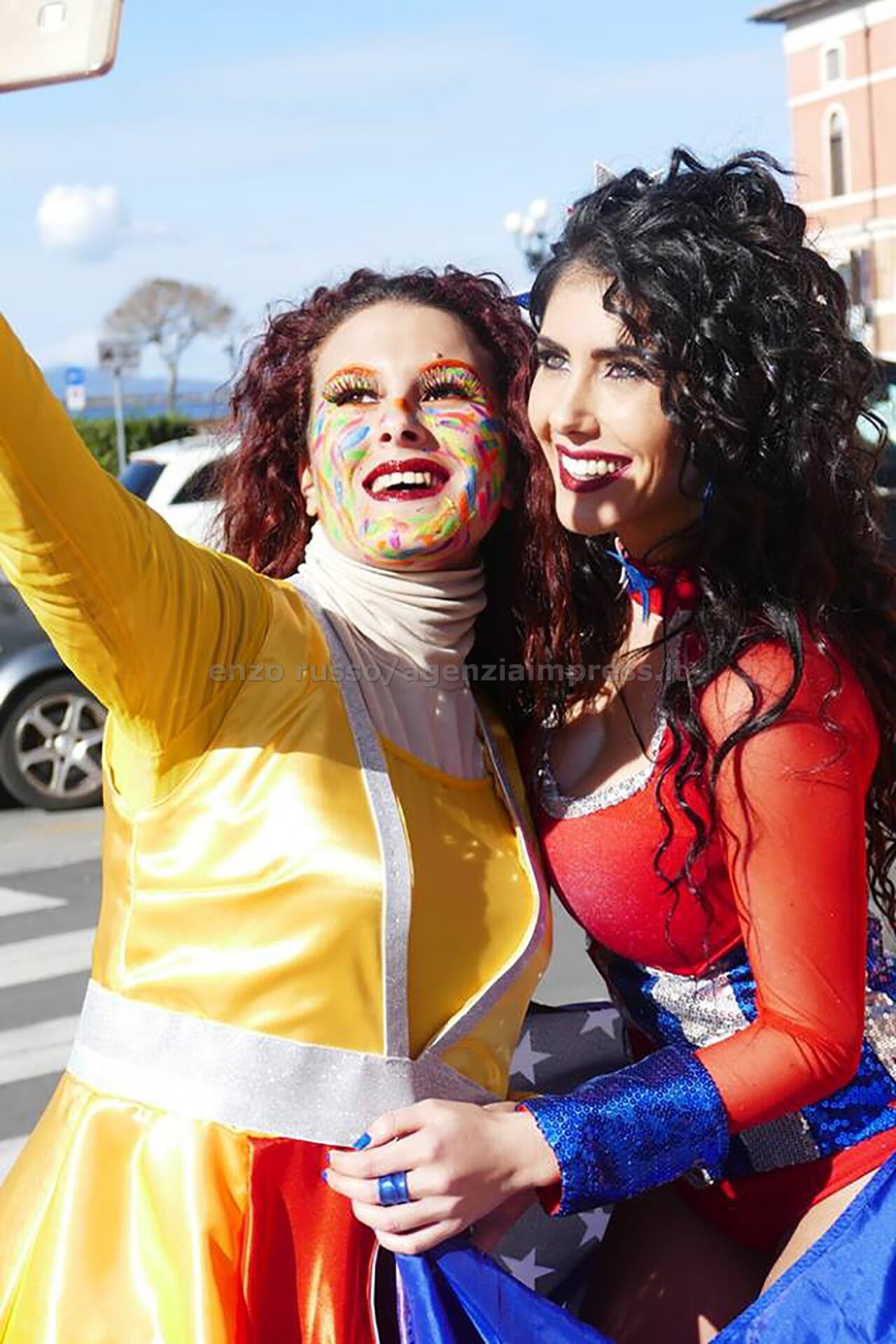 Re Carnevale. Carri e mascherine sfilano in laguna