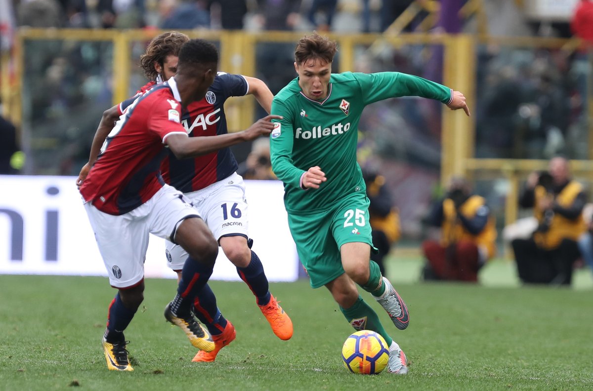 Chiesa al centro del villaggio. La Fiorentina vince a Bologna e risorge dalle ceneri