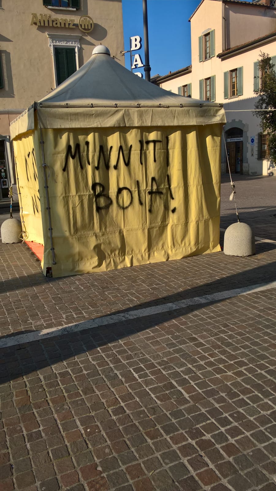 «Minniti boia». Imbrattato gazebo Pd, la condanna del vicesegretario Mazzeo