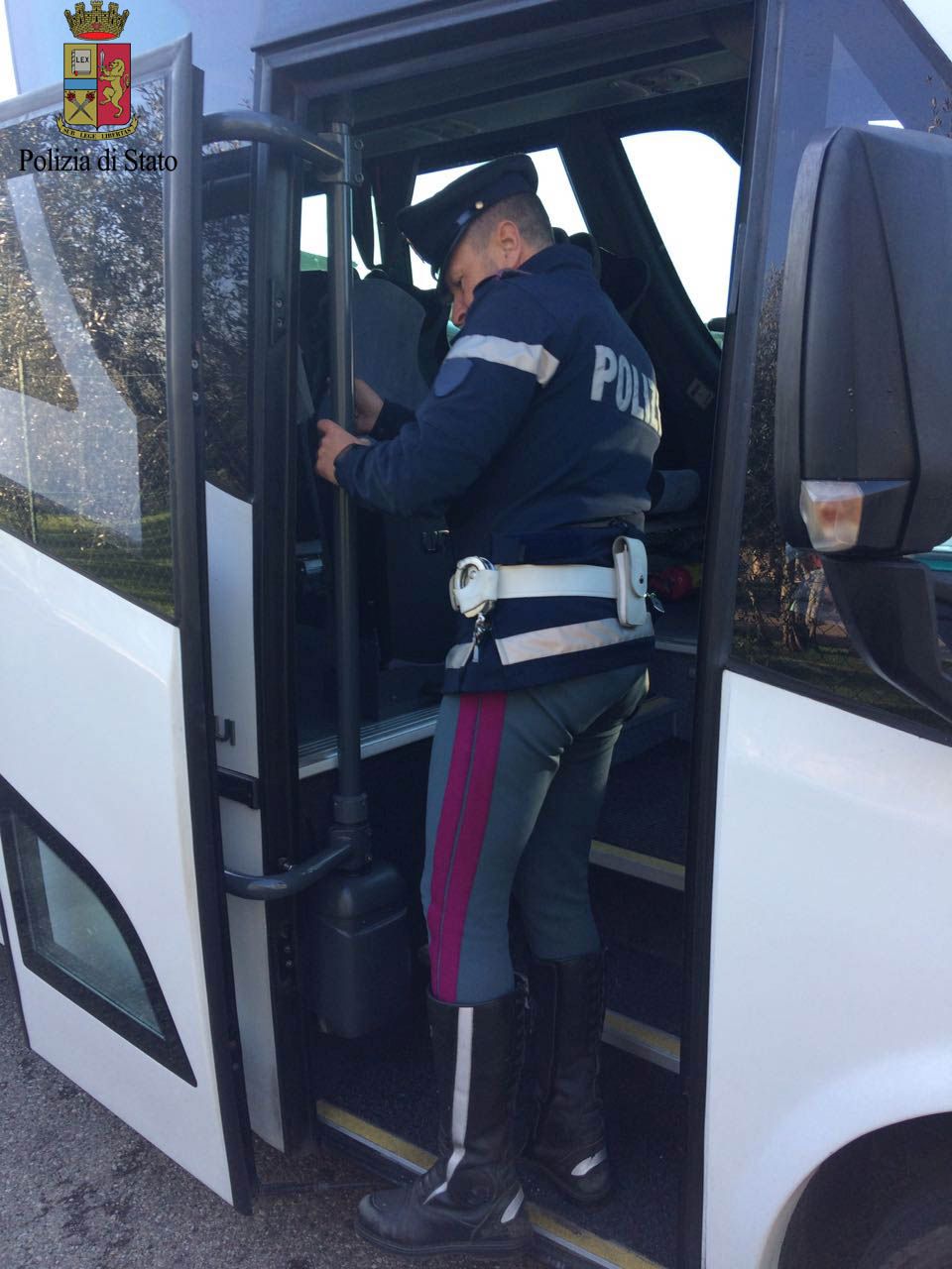 Autista improvvisato. Patente scaduta e senza certificato, multa da 2mila euro a conducente pullman