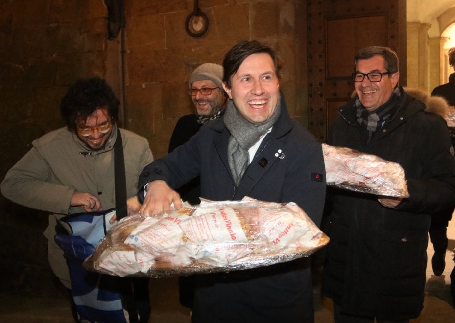 Scommessa persa su tramvia. Lavori non terminati. Il sindaco Nardella offre panini e vino