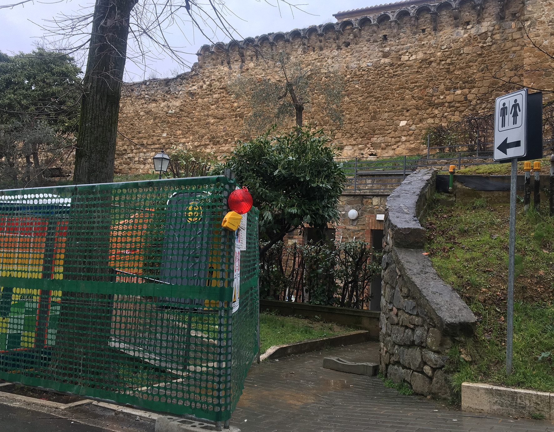 Bagni pubblici in Via dei Canneti. Lavori in corso per manutenzione e decoro