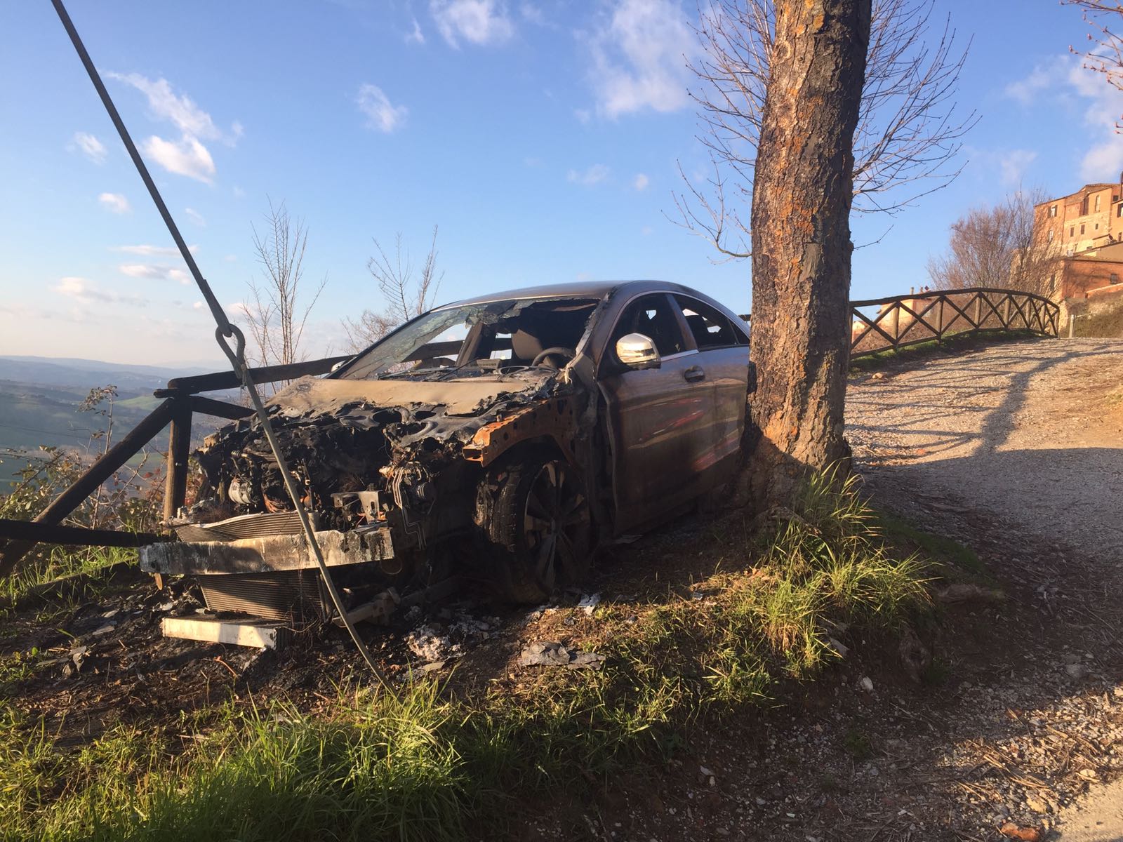 Panorama con inquietudine. Auto e case bruciate, bombe in strada. Le indagini proseguono