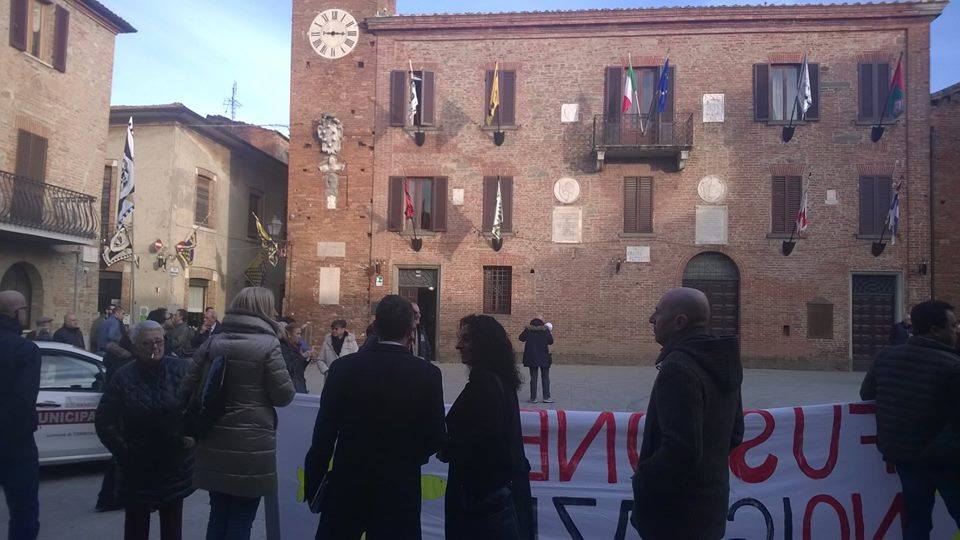 «Non passerà». Consiglio comunale approva e la piazza grida «Vergogna». Via al referendum sulla fusione