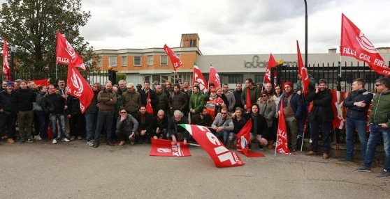 Licenziamenti evitati. Falegnami, i lavoratori si tagliano lo stipendio, i sindacati: «Intesa nel nome della solidarietà»
