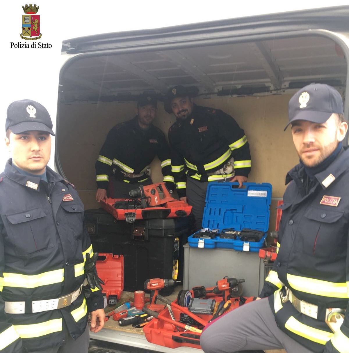 Inseguimento sulla A1. Rubano attrezzatura da furgone in sosta e speronano Polstrada, arrestati