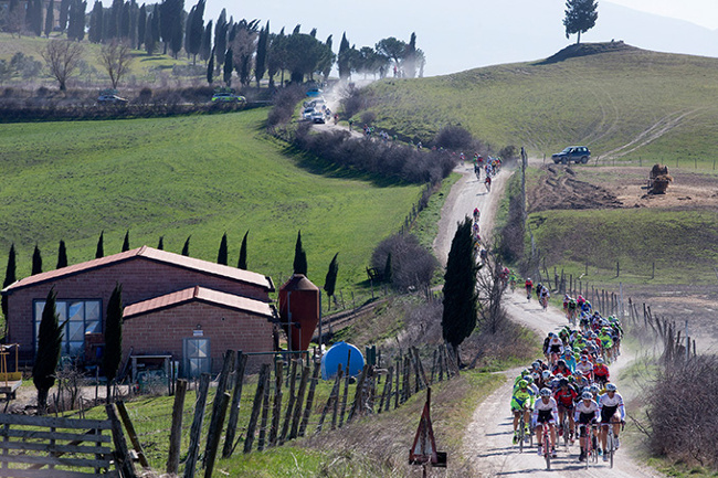 Grandi campioni in sella. Siena capitale del ciclismo con la Rcs Strade Bianche