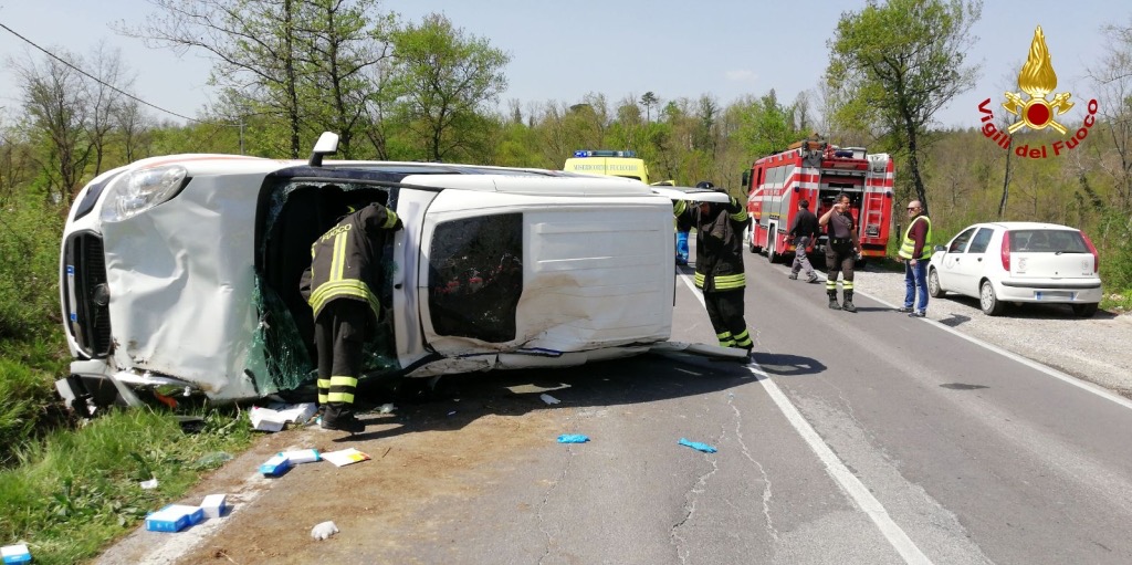 L’incidente. Mezzo dei servizi sociali si ribalta a Fucecchio, 3 feriti