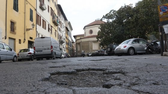 Chatta la buca. Firenze, 20mln per risanare le strade. E su whatsapp i cittadini possono fare segnalazioni