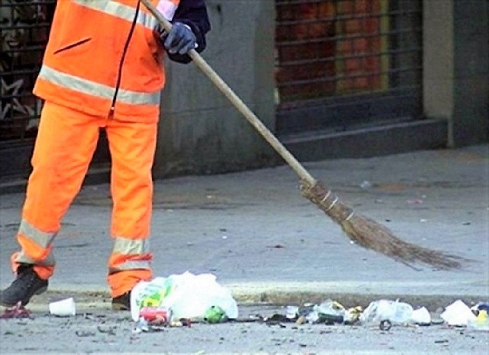 Scoppia la polemica. Livorno, braccialetti elettronici per gli spazzini. Scontro Comune-sindacati