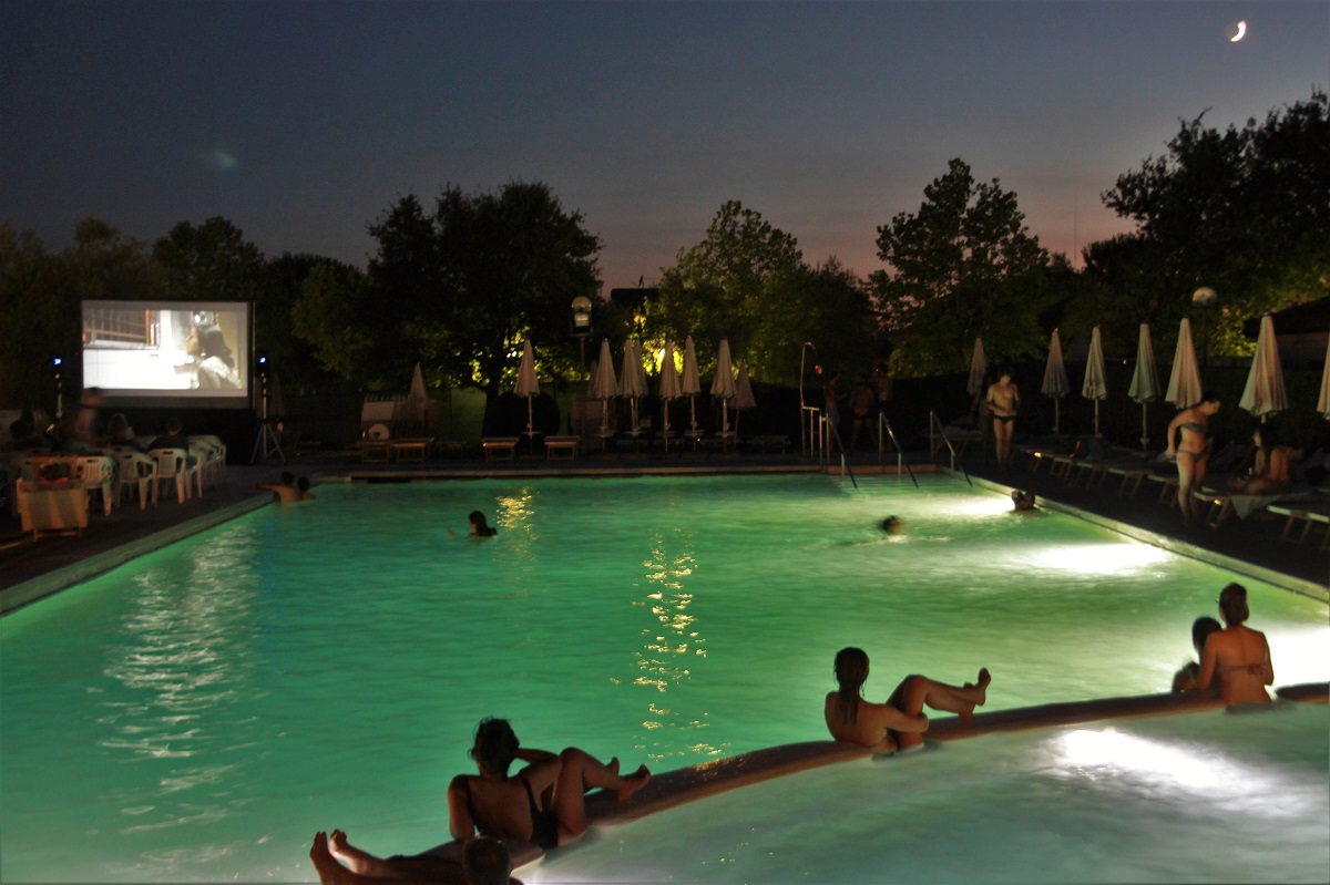 A qualcuno piace caldo. Alle Terme Antica Querciolaia relax in vasca tra cinema e gusto