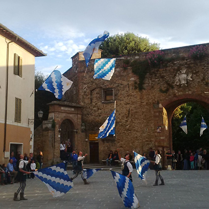 Il Medioevo in Valdorcia si colora di Bianco e Azzurro