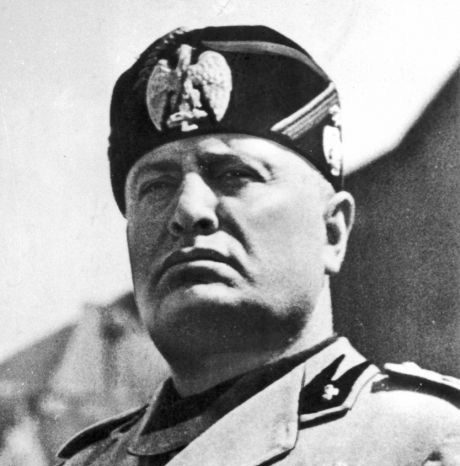 Buste con frase di Mussolini distribuite in due forni di Arezzo. Il titolare: “Appartenevano alla gestione precedente. Del resto non mi interessa”